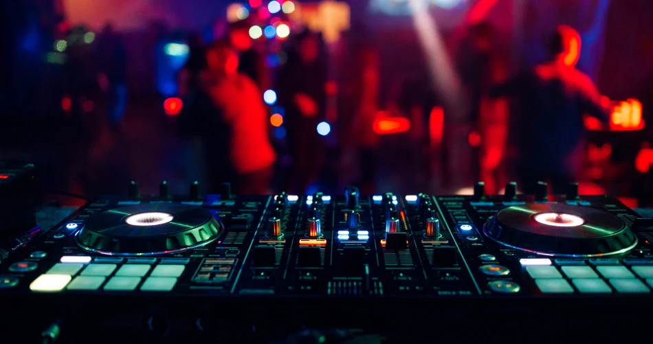 North Hollywood Nightlife Guide: Best Bars, Lounges & Late-Night Spots