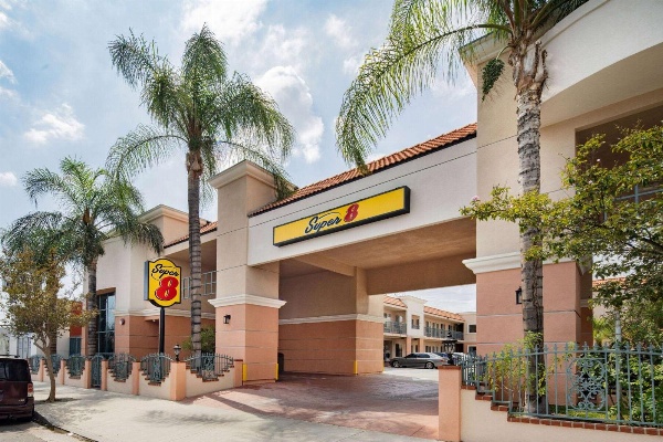 Super 8 by Wyndham North Hollywood image 2