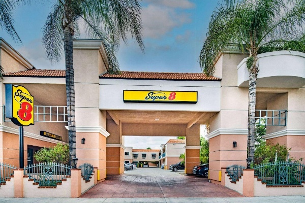 Super 8 by Wyndham North Hollywood image 3